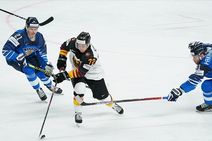 Voller Einsatz - &copy; Foto: Roman Koksarov/dpa