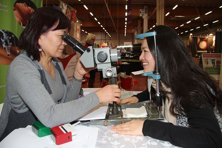 Ich schau dir in die Augen: Die Ärztin Tungalag Dugva (links) demonstriert mit Tsomorlig Richter, wie die Irisdiagnose funktioniert. - © Dieter Asbrock