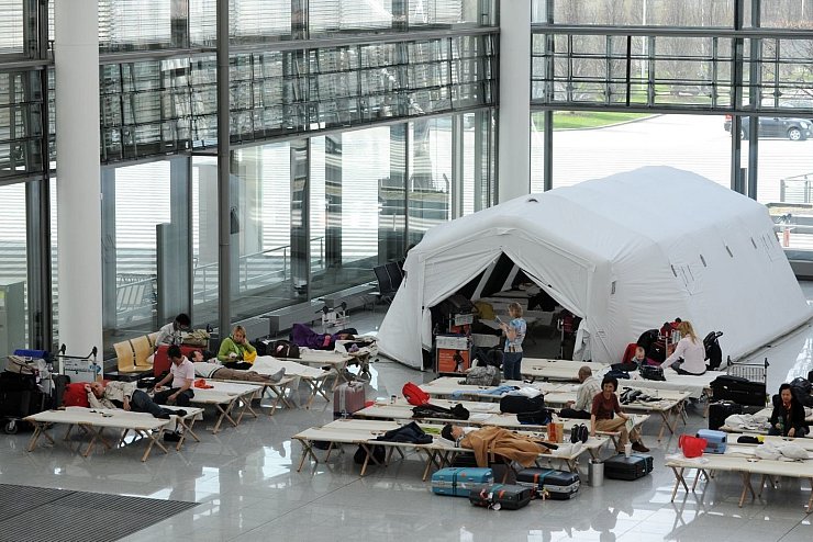 &Uuml;bernachtung am Flughafen - &copy; Foto: Tobias Hase/dpa