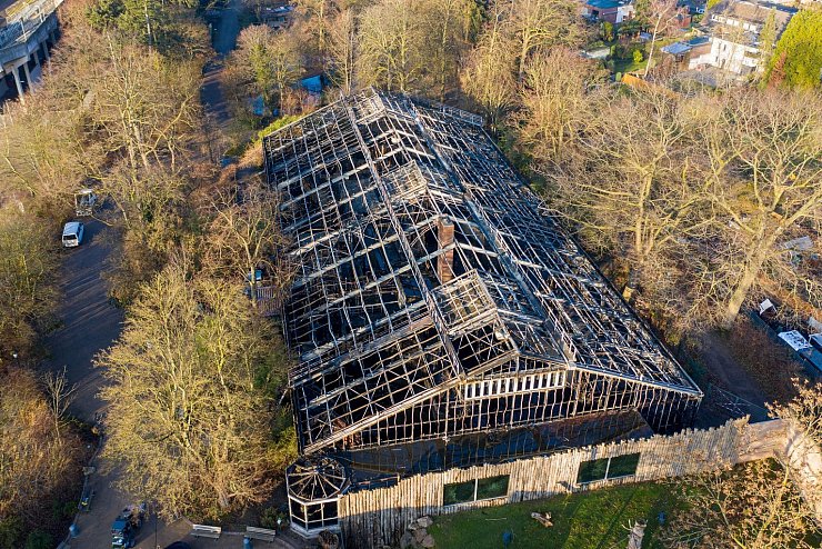 Brand im Krefelder Zoo - © Foto: Christoph Reichwein/dpa