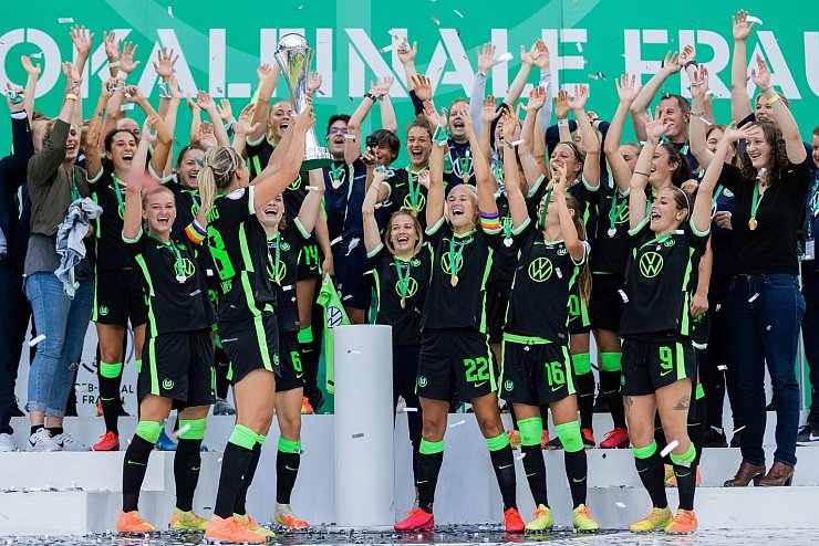 Pokal-Jubel - &copy; Foto: Rolf Vennenbernd/dpa