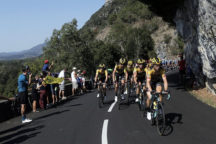 Peloton - &copy; Foto: Christophe Ena/AP/dpa