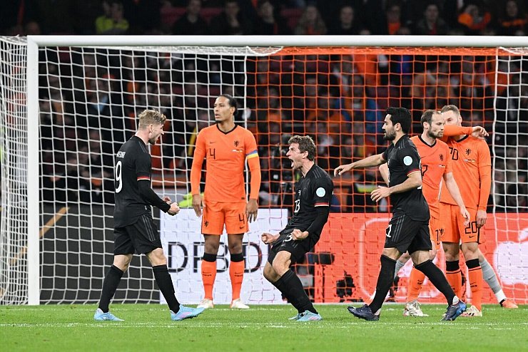 - &copy; Federico Gambarini/dpa