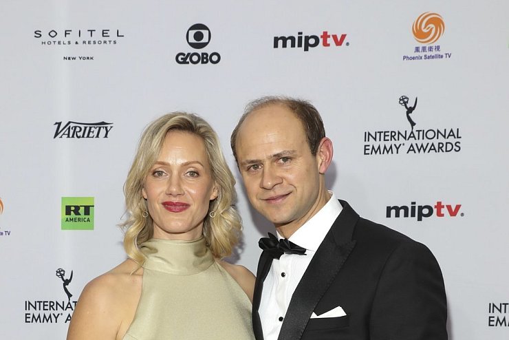 Anna Schudt kommt mit ihrem Mann Moritz F&uuml;hrmann zur Verleihung der 46. International Emmy Awards. Foto: - &copy; Foto: dpa