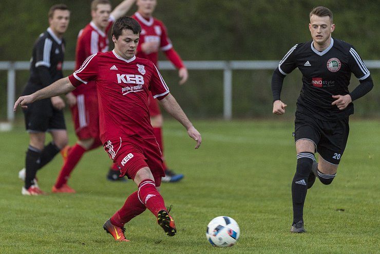 Im Lipperderby muss der RSV Barntrup eine bittere 0:1-Heimniederlage vor rund 200 Zuschauern gegen den Blomberger SV einstecken. - © Egon Penner