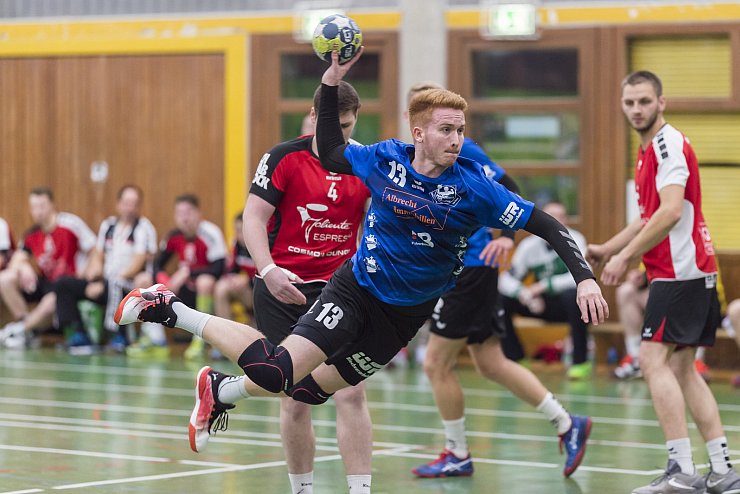 Perfekt durchgesetzt - in dieser Szene kämfpt sich Julian Alexander Göke gegen die Detmolder Abwehr durch und kommt zum Torwurf. - © Egon Penner