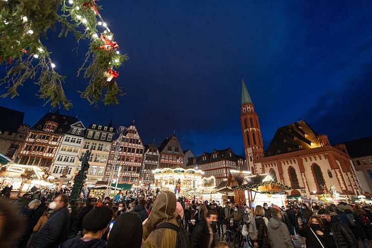 Weihnachtsmarkt - &copy; Foto: Boris Roessler/dpa