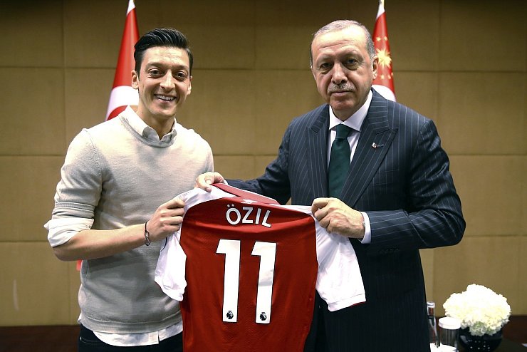 Özil und Erdogan - © Foto: Uncredited/Pool Presdential Press Service/AP
