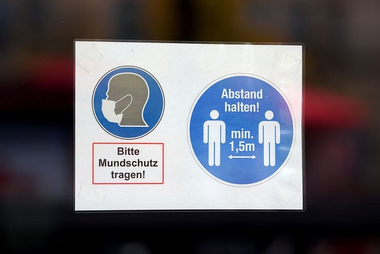 Hinweisschild - &copy; Foto: Kira Hofmann/dpa-Zentralbild/dpa