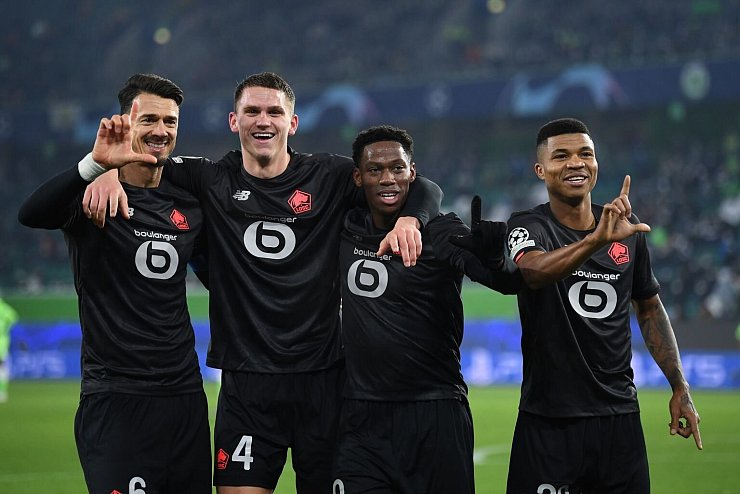 F&uuml;hrung ausgebaut - &copy; Foto: Swen Pf&ouml;rtner/dpa