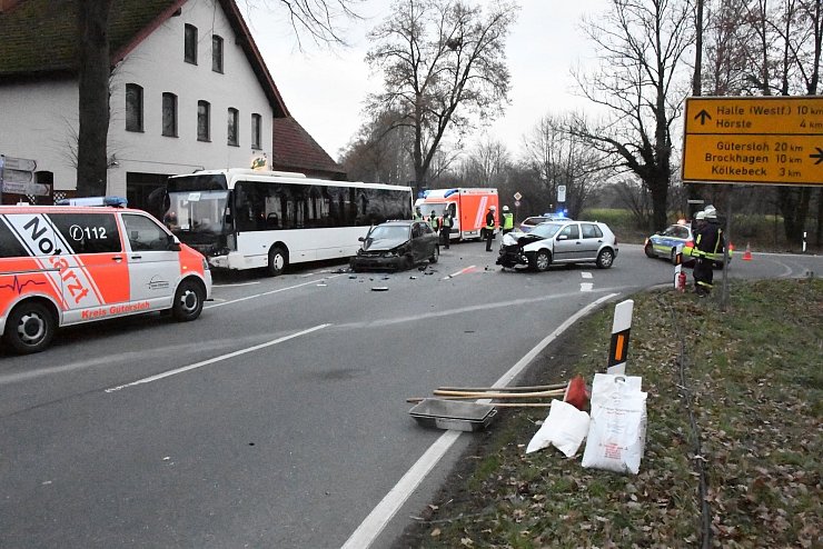 Verletzte und Sachschaden: Im Kreuzungsbereich vor dem Etablissement "Extra Cabaret" in Hesselteich kam es Samstagnachmittag zu einem Zusammenstoß von Pkw und Bus. - © Andreas Eickhoff