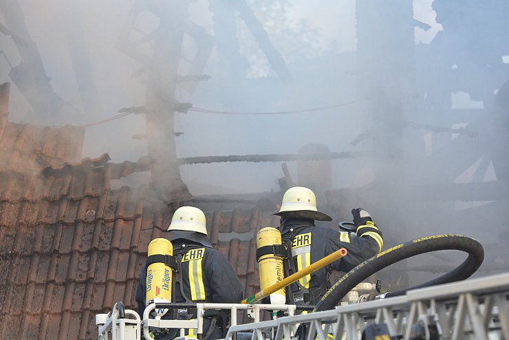 Brand "Zur Alten Wasserm&uuml;hle, Kalletal-Langenholzhausen
Auf der R&uuml;ckseite der Wasserm&uuml;hle konnte ein weiterer Angriffstrupp das &Uuml;bergreifen der Flammen auf das benachbarte Gemeindehaus verhindert werden. - &copy; Foto: Watermann