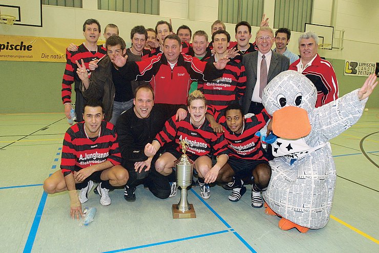 2006: &bdquo;Ivan der Gl&uuml;ckliche&ldquo; titelt die LZ nach dem Erfolg des VfL L&uuml;erdissen in der Witex-Halle. Coach Maros st&uuml;tzt sich unter anderem auf Volker Klocke (bester Endrunden-Kicker). 6:2 siegt der VfL im Finale gegen SV Werl-Aspe. Carsten Schulze vom SuS Lage ist der beste Schlussmann und belegt mit seinem Team Rang drei. - &copy; LZ-Archiv