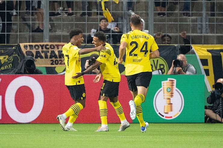 - &copy; Matthias Balk/dpa