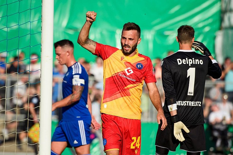 - &copy; Gregor Fischer/dpa