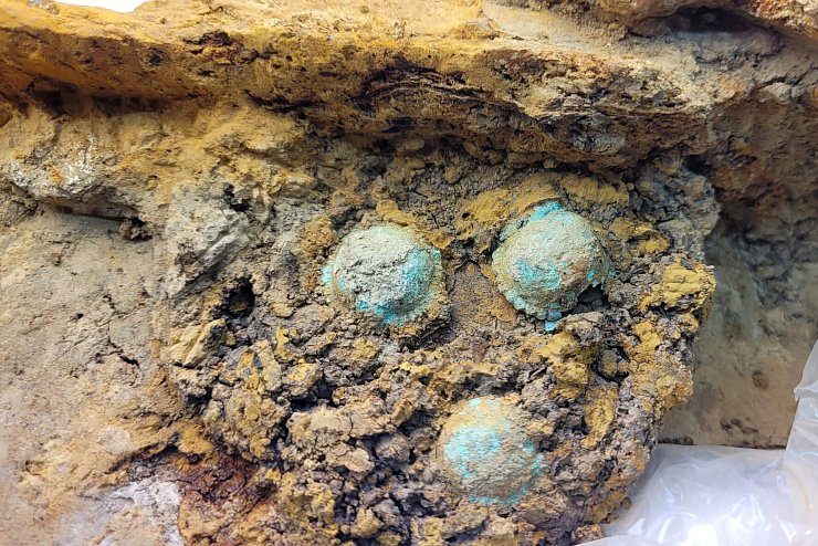 Nahaufnahme der dreiteiligen Gürtelgarnitur aus Eisen, gut zu sehen im nicht-restaurierten Zustand sind die Buntmetallnieten. - © LWL/ Susanne Bretzel-Scheel