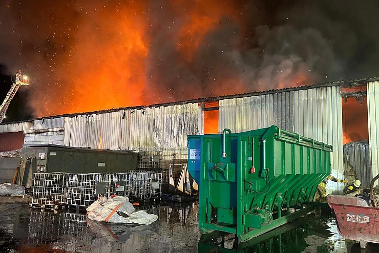 Das Feuer bei Remondis brach am Montagabend aus. - © Feuerwehr Dörentrup