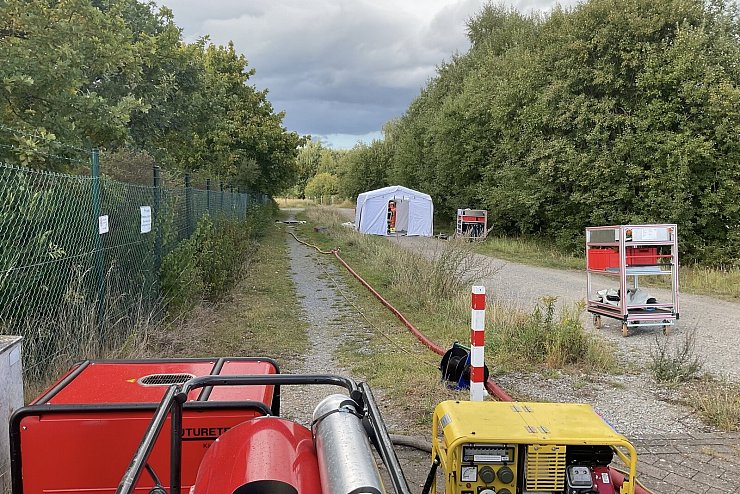 In Zusammenarbeit mit dem ABC-Erkunder der Feuerwehr Detmold und Spezialeinsatzkräften der Dortmunder Feuerwehr wurden Proben gezogen. - © Freiwillige Feuerwehr Leopoldshöhe
