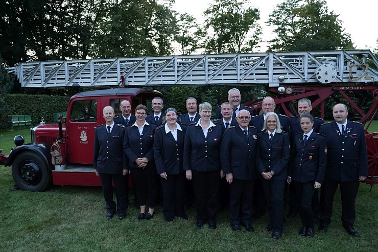150 Jahre Lippischer Feuerwehrverband: Die Delegation der Feuerwehr Blomberg vor dem historischen Feuerwehrauto von 1935 auf dem Gelände der Privat-Brauerei Strate - © Thomas Krügler