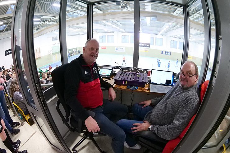 Die Experten f&uuml;r Information und Entertainment: Klaus "Rosi" Gronemeyer (links) und Volker Dierk verbrachten stramme neun Stunden in ihrem Glask&auml;stchen. - &copy; J&ouml;rg Hagemann