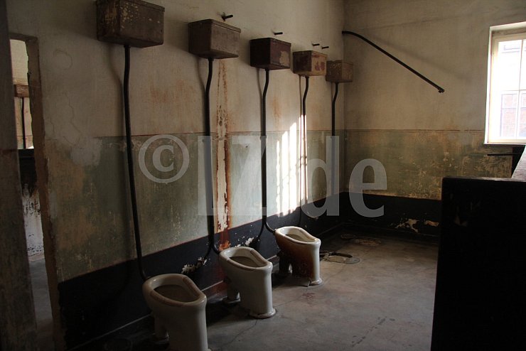 Furchtbare Lebensbedingungen: 16 Toiletten in einem Block im Stammlager von Auschwitz waren für 500 bis 1000 Häftlinge bestimmt - © Silke Buhrmester(LZ)