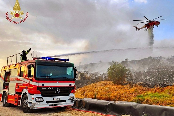 Waldbr&auml;nde in Italien - &copy; Foto: Vigili del Fuoco/dpa