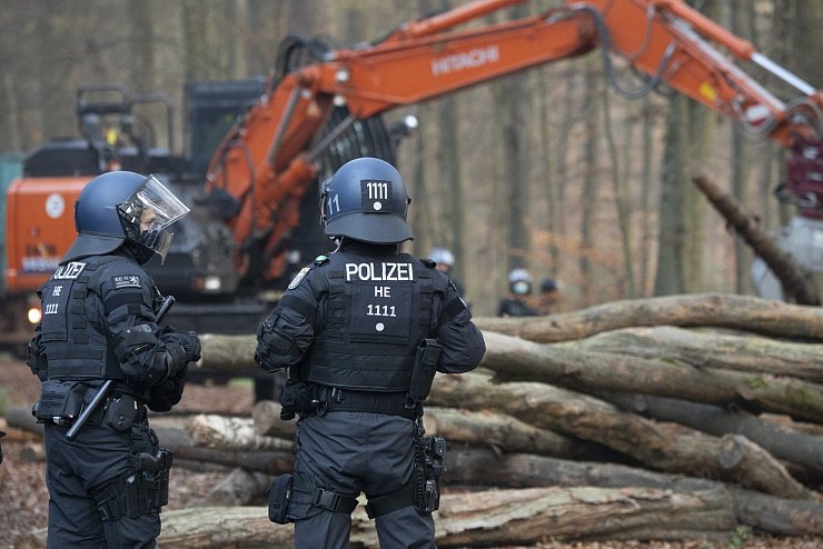 Aufr&auml;umen - &copy; Foto: Boris Roessler/dpa