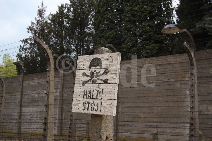 Kein Entkommen: Die doppelt gesicherte Umzäunung im Stammlager Auschwitz I - © Silke Buhrmester