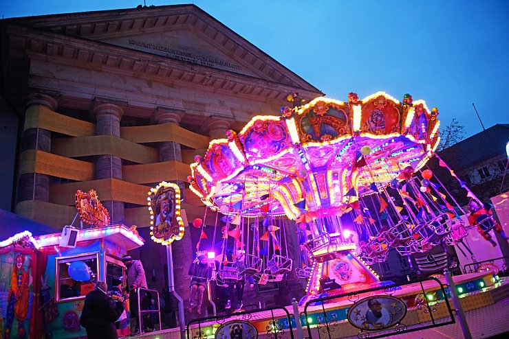 Bunte Lichter, viele Leckereien und schwungvolle Karusselfahrten - das ist die Andreasmesse 2025 - © Nicole Ellerbrake