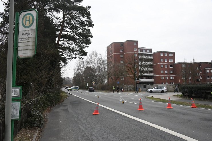 Lebensgefährlich verletzt wurde am Samstagmorgen um 9.25 Uhr ein lettischer Staatsbürger, als er nach ersten Erkenntnissen der Polizei unvermittelt hinter einem Bus hervortrat und die Sürenheider Straße überqueren wollte. - © Andreas Eickhoff