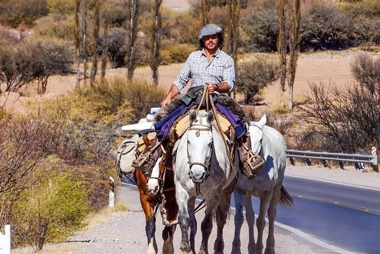 Mit drei Pferden durch Argentinien - &copy; Foto: ---/Marcos Villamil/dpa