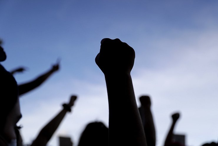 Die erhobene Faust - © Foto: Jeff Roberson/AP/dpa