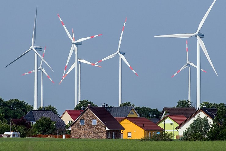 Windräder - © Foto: Patrick Pleul/dpa-Zentralbild/dpa