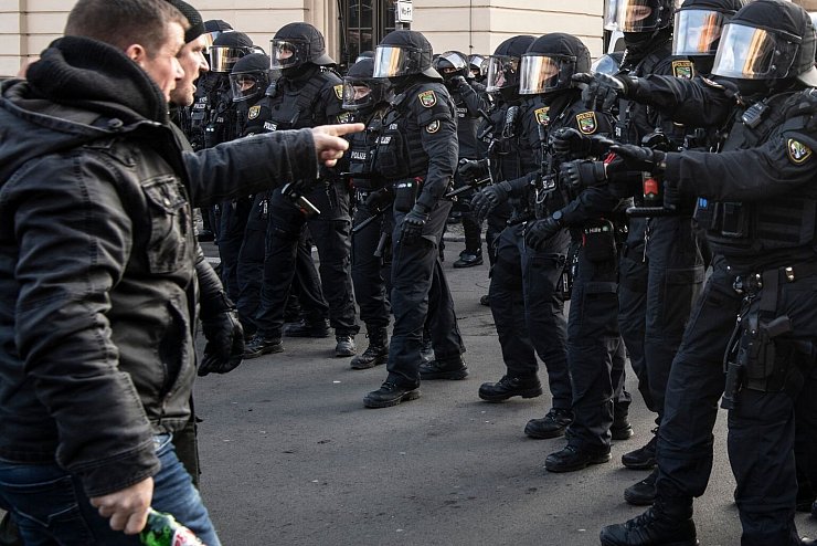 Konfrontation in Magdeburg - © Foto: Paul Zinken/dpa