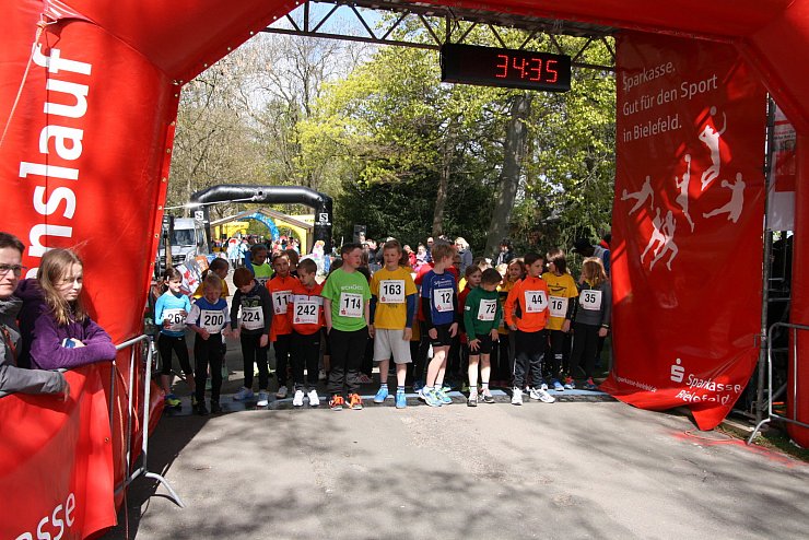 Richtiges Aprilwetter erlebten L&auml;ufer und Zuschauer im Zielbereich des 45. Hermannslaufs an der Sparrenburg. - &copy; Anneke Quasdorf