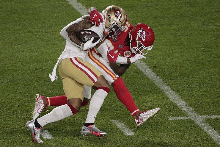 Zweikampf - © Foto: Charlie Riedel/AP/dpa