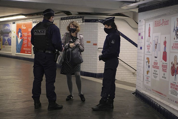 Kontrolle - &copy; Foto: Thibault Camus/AP/dpa