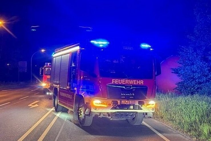 Die Detmolder Wehr sicherte zunächst mit der Polizei den Einsatzort. - © Feuerwehr Detmold/Marco Schweiger