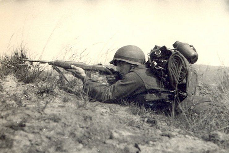Grundausbildung: die ersten Bundeswehrsoldaten in Augustdorf waren noch mit einem Gewehr amerikanischer Herkunft ausgestattet, dem M1. - © Archiv Freundeskreis Panzerbataillon 214