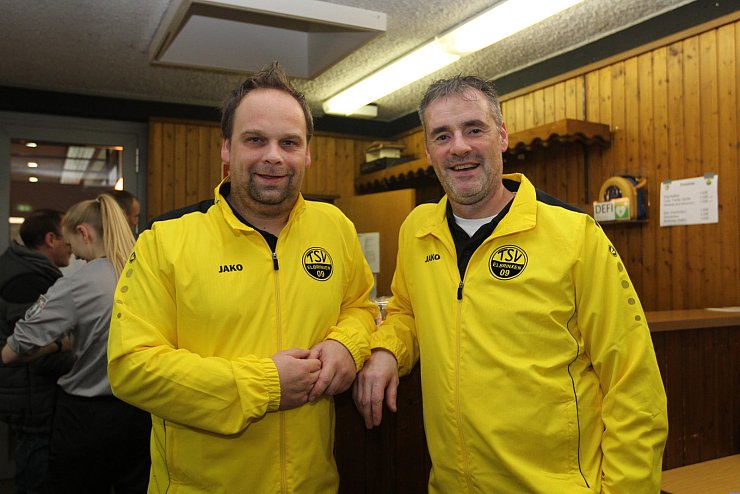 Sebastian Loke (links) und Andre Rellin vom TSV Elbrinxen g&ouml;nnen sich eine kurze Pause an der Theke. - &copy; Sebastian Lucas