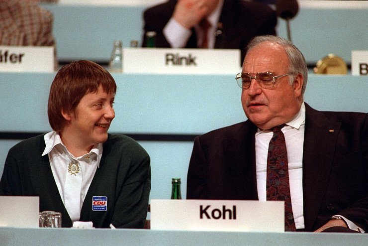 Merkel und Kohl - &copy; Foto: Michael Jung/dpa