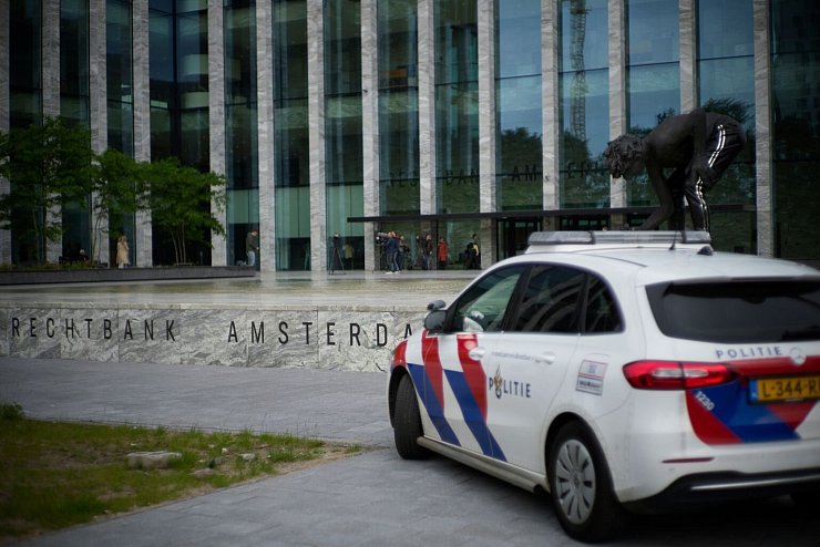 Prozessauftakt - © Foto: Peter Dejong/AP/dpa