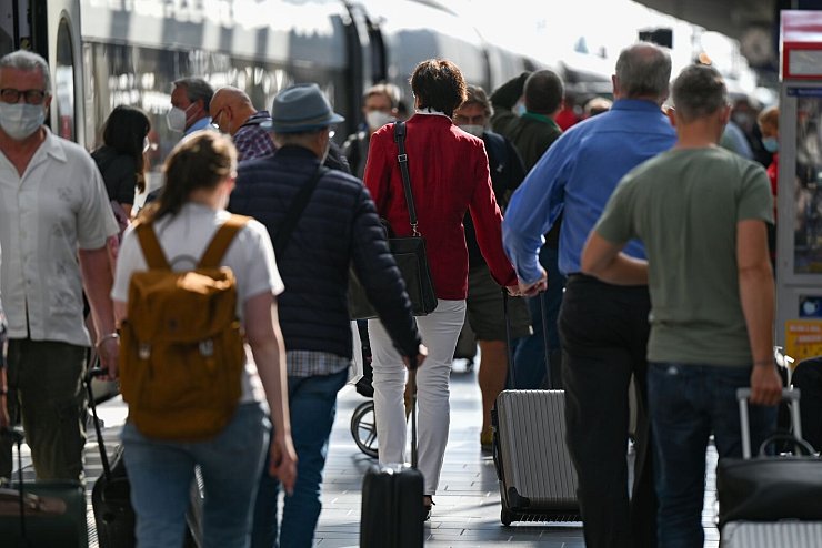 Reisende am Frankfurter Hauptbahnhof - &copy; Foto: Arne Dedert/dpa