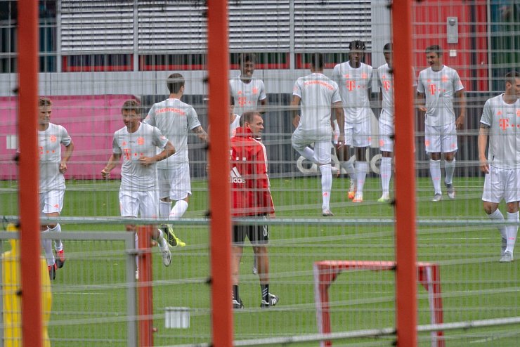 Mannschaftstraining - &copy; Foto: Peter Kneffel/dpa