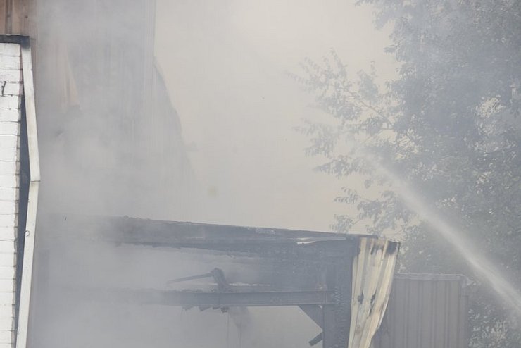 Ein Großbrand in einer Verzinkerei in Barntrup sorgt für große Rauchschwaden. - © Karl-Heinz Krull