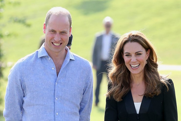 Kate, Herzogin von Cambridge, und der britische Prinz William beim Besuch im Army Canine Centre in Islamabad. - © Foto: Chris Jackson/PA Wire/dpa