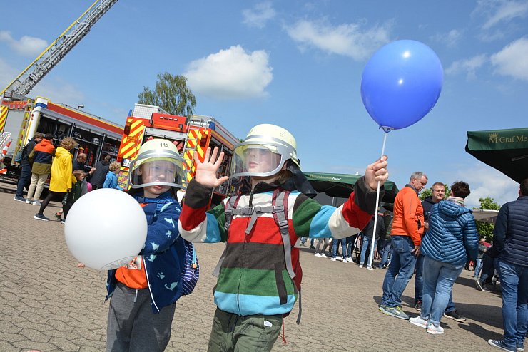 Fahrzeugschau, Olympiade, Hüpfburg, Schau, Puppentheater, Erbsensuppe und zahlreiche Besucher. - © Karin Prignitz