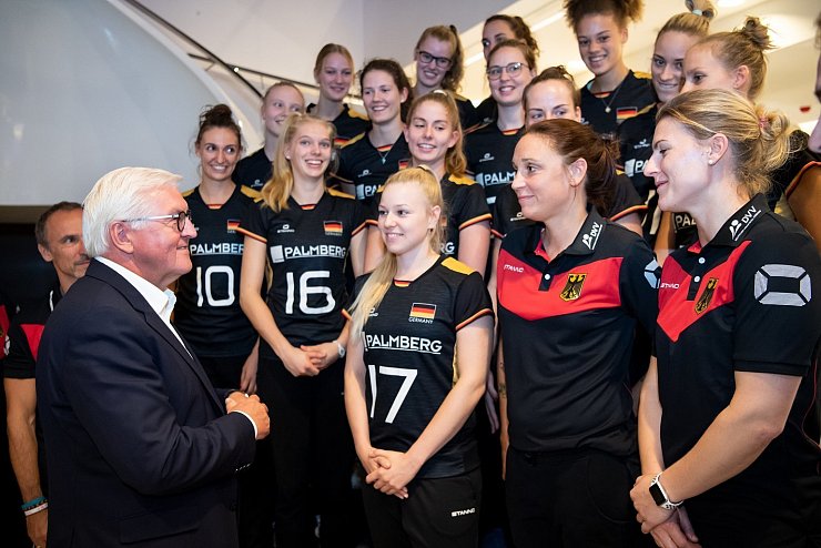 Steinmeier mit Volleyballerinnen - &copy; Foto: Bernd von Jutrczenka
