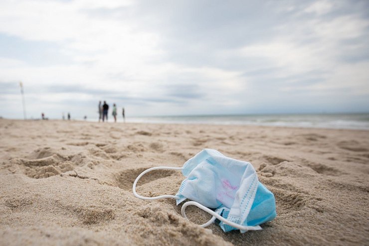 Mundschutz am Strand - &copy; Foto: Christian Charisius/dpa