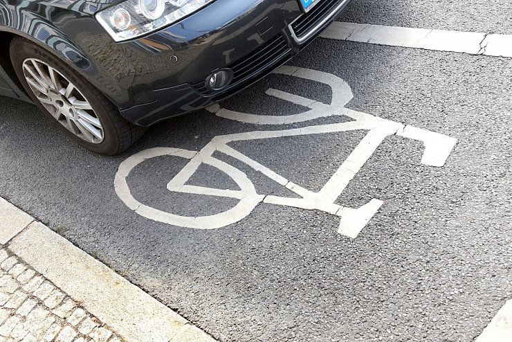 Zugeparkt - &copy; Foto: Wolfgang Kumm/dpa